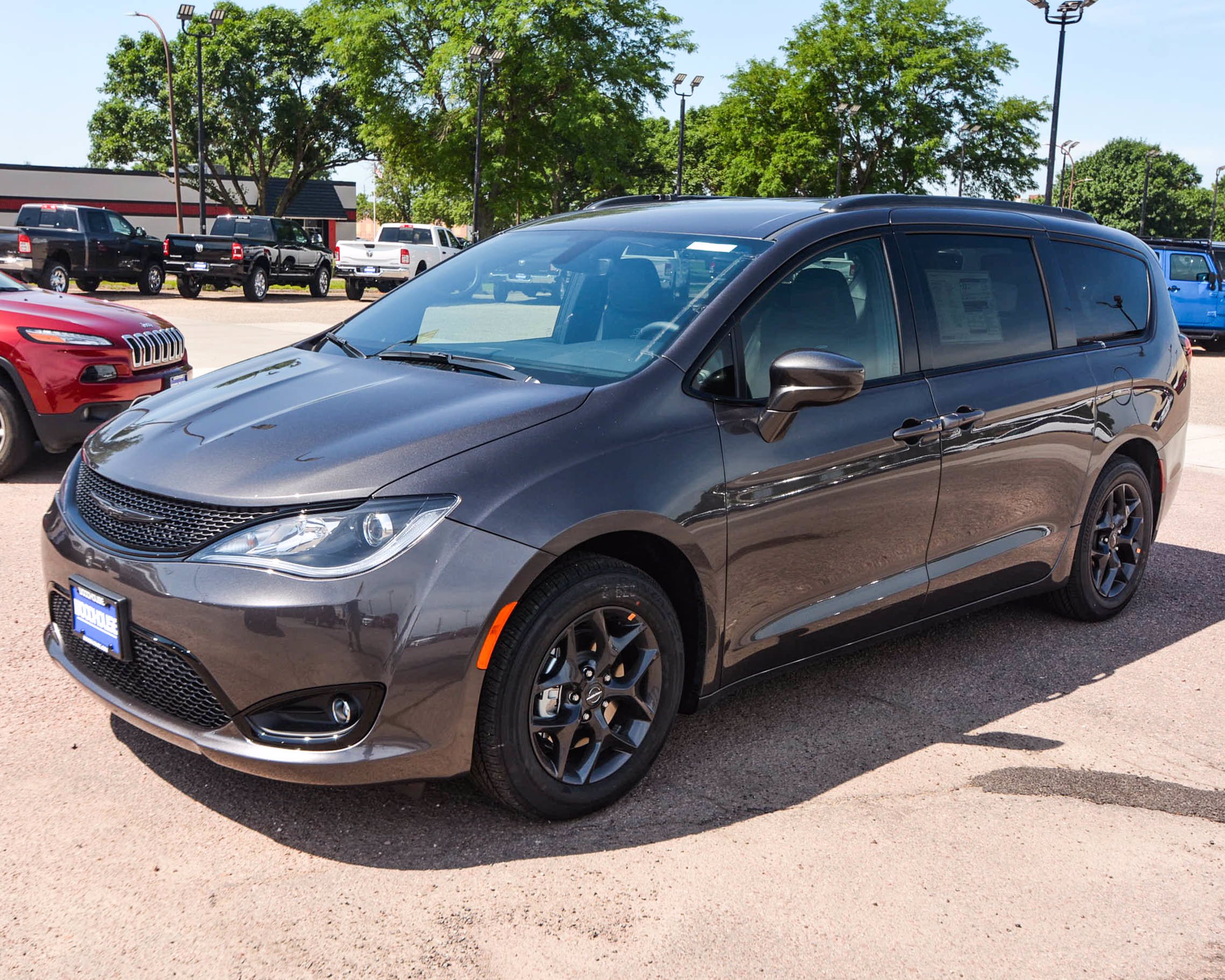 Chrysler pacifica touring l