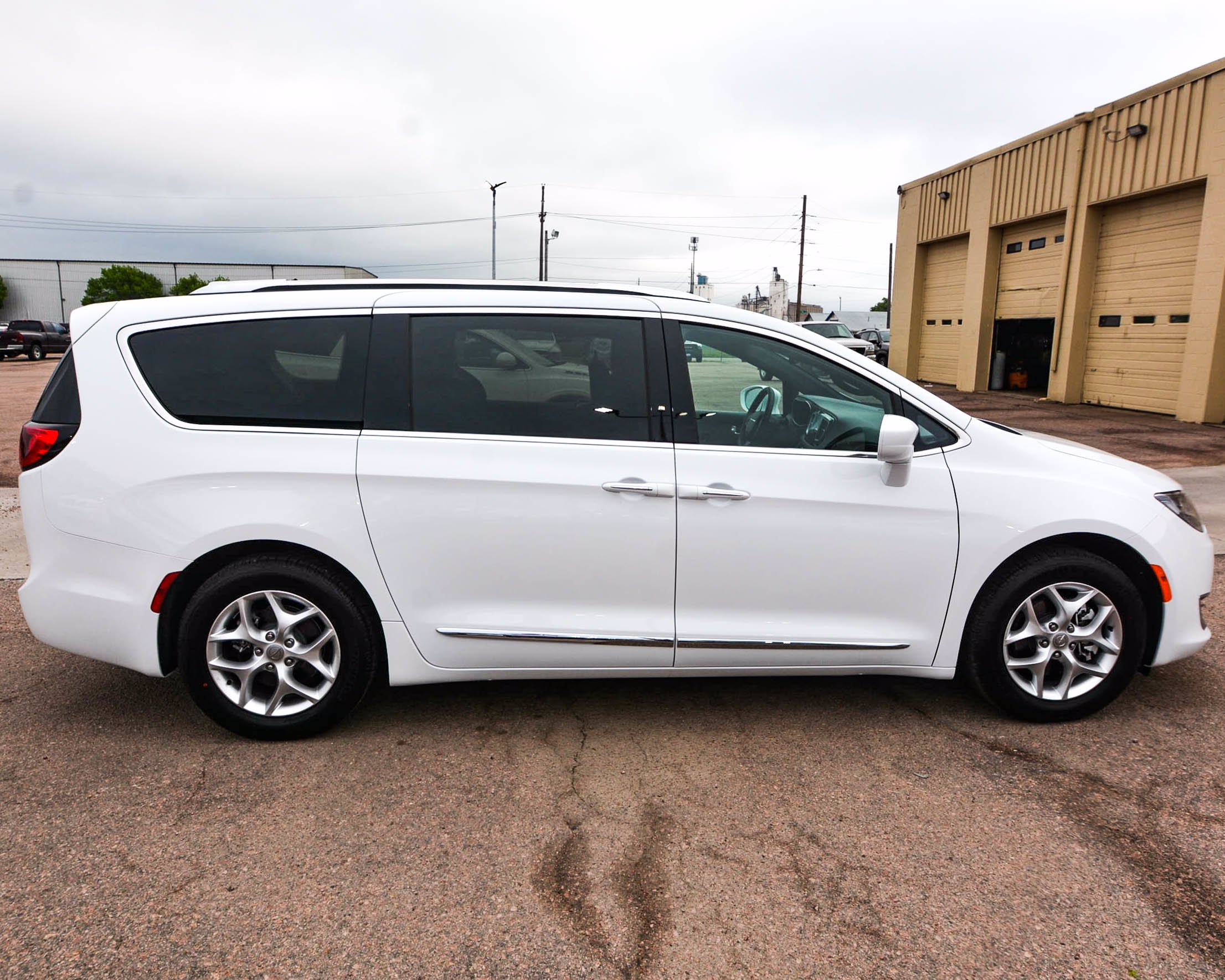 Chrysler pacifica touring l